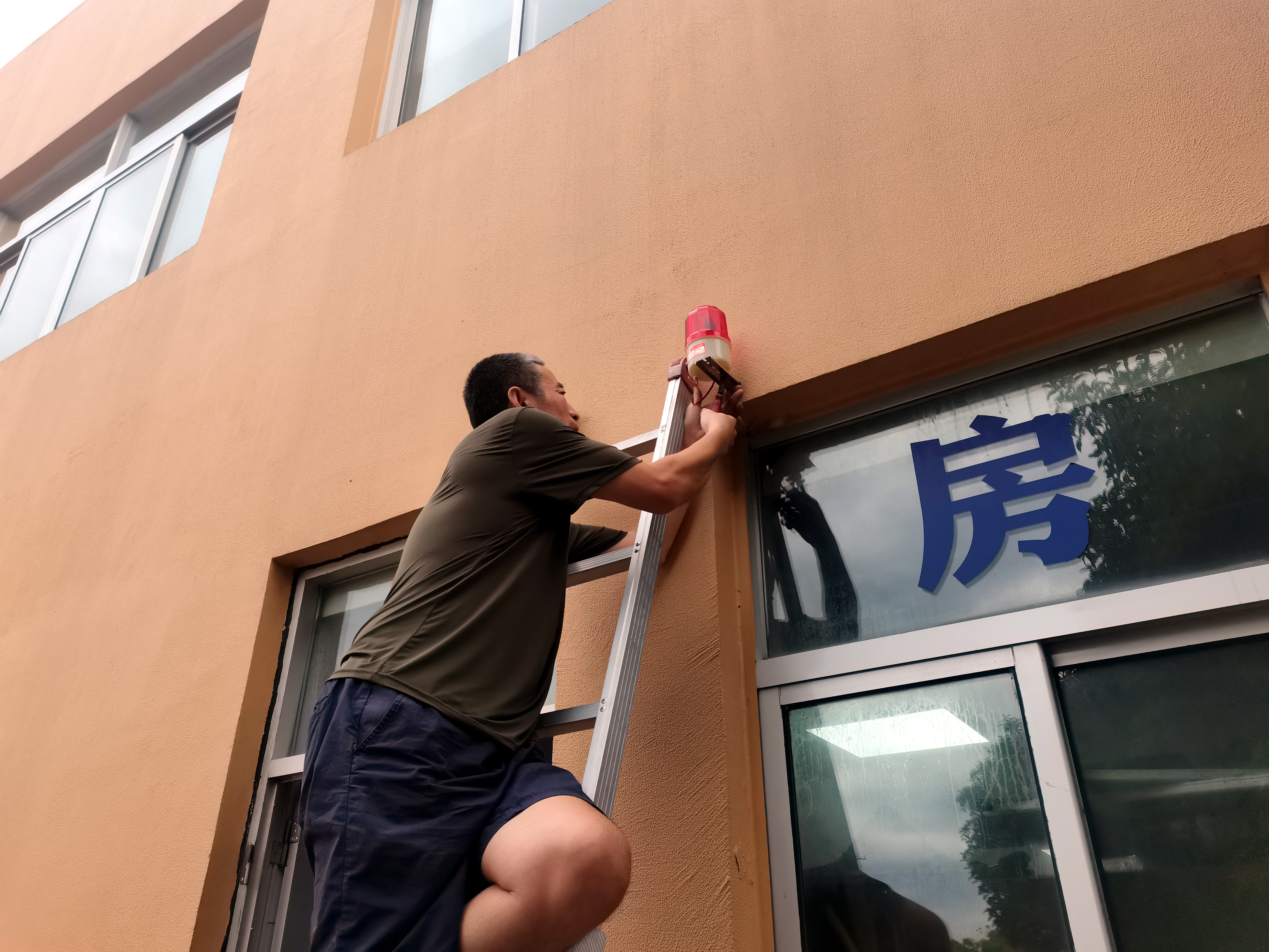 1663557679417239.jpg 圖為中心人員在臺(tái)州南安裝外墻報(bào)警器.jpg