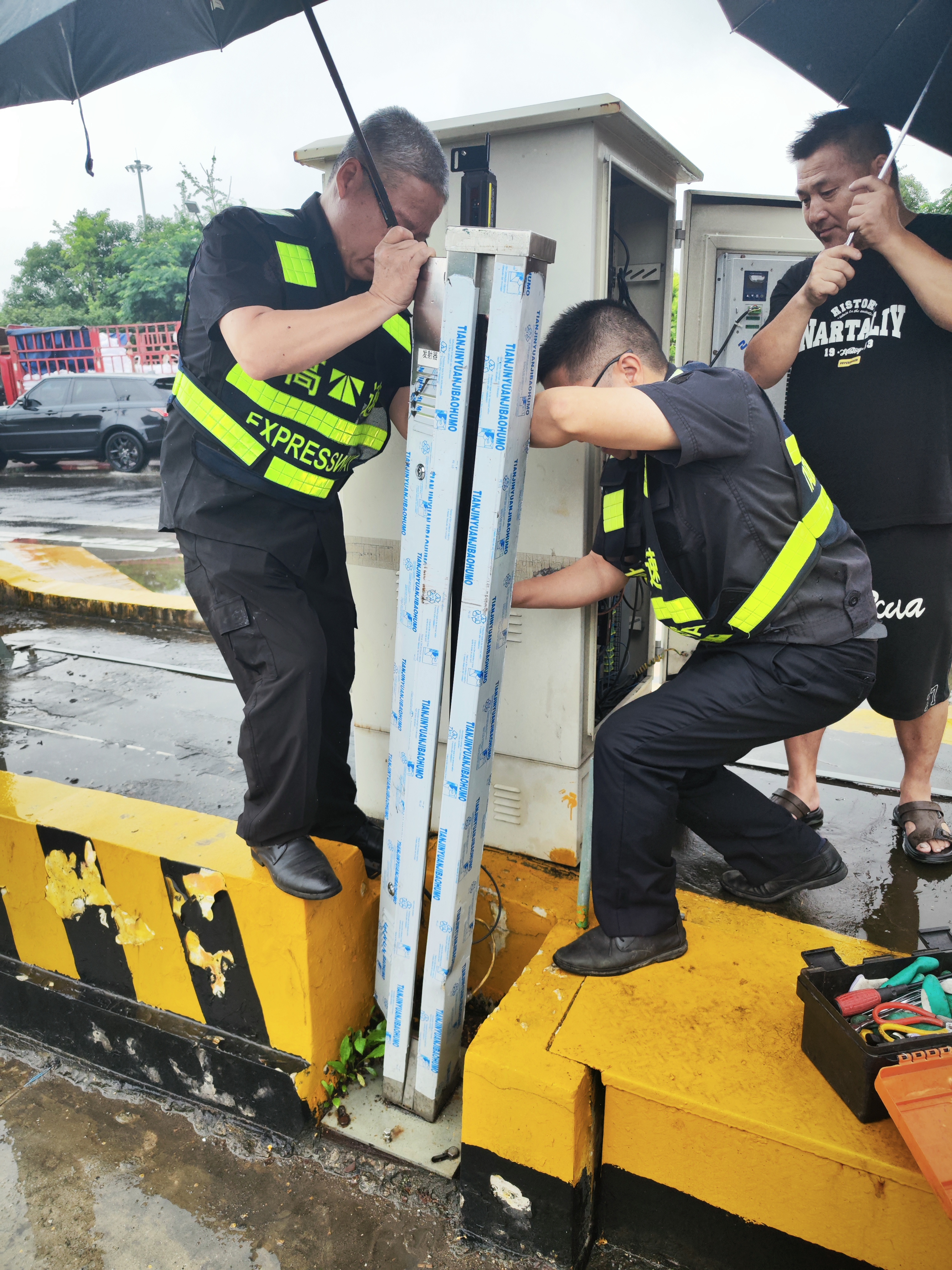 1718614654274472.jpg 現(xiàn)場(chǎng)拆除光幕內(nèi)芯2.jpg