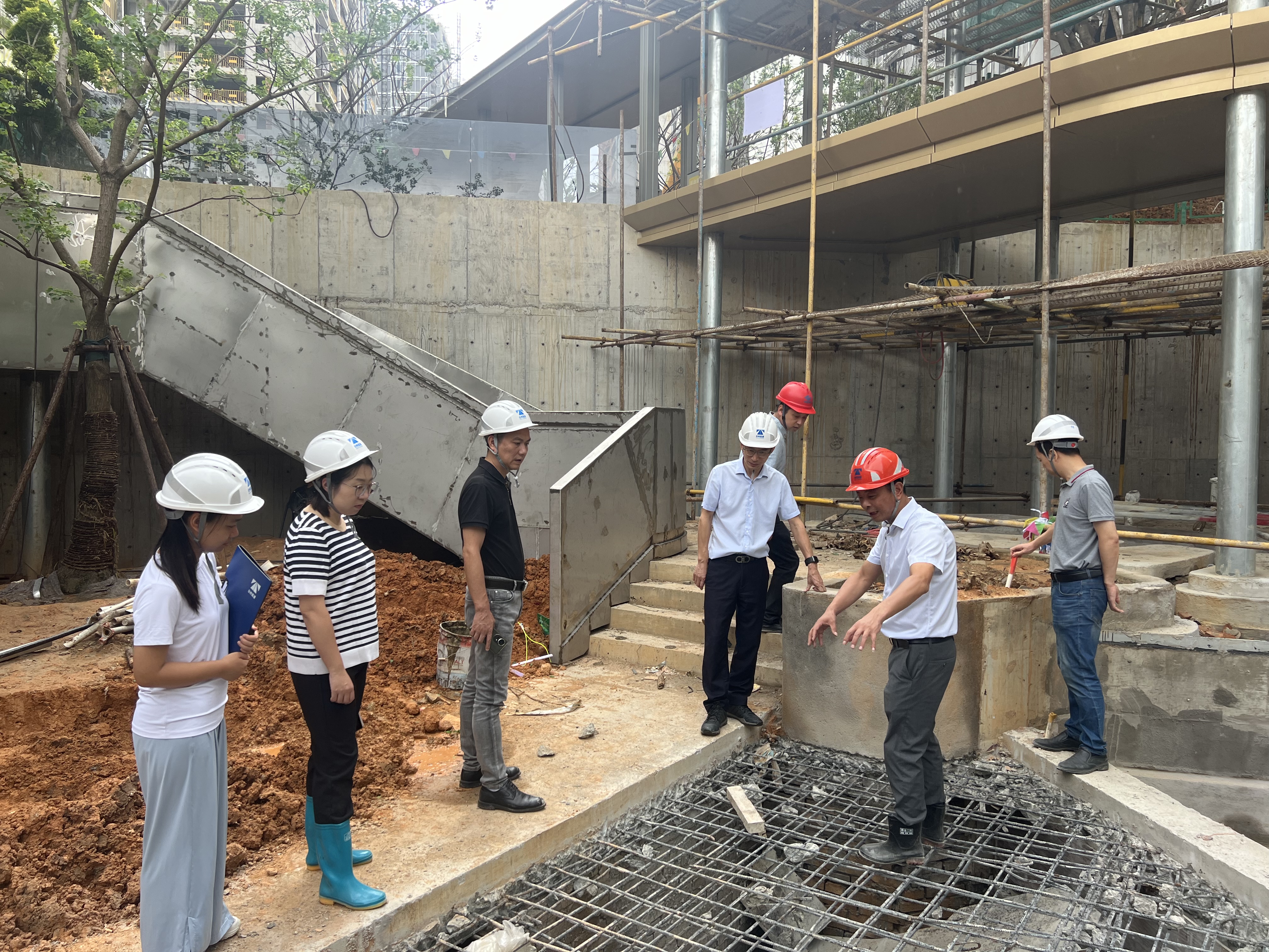 1727687359916461.jpg 圖為檢查組在工地現(xiàn)場3.jpg