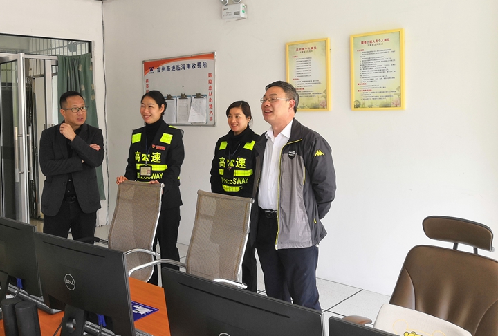 3 陳文波在臨海南監(jiān)控室察看收費員工作情況_副本_副本.jpg