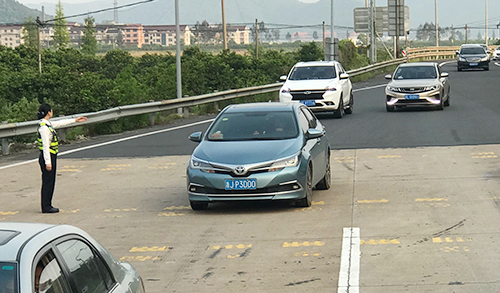 圖為工作人員廣場(chǎng)疏導(dǎo)車(chē)輛 陳瑩攝.jpg